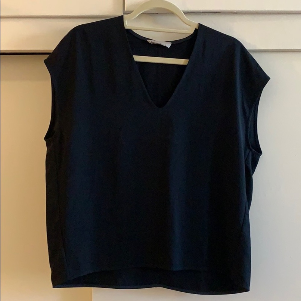 Everlane black Japanese GoWeave V-neck tee